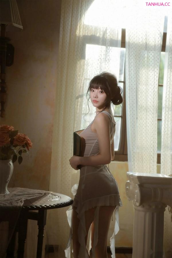 佘贝拉  [XiuRen]高清写真图 2025.09.24 No.10799 佘贝拉Bella 连衣短裙第54张图片